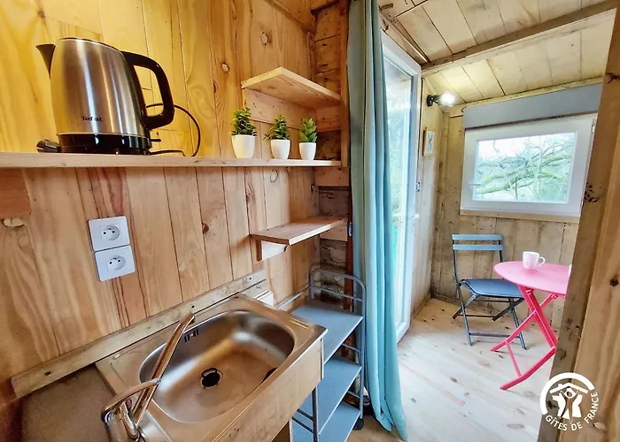 Le Nid Dans Le Chene Saint-Thomas-de-Courceriers