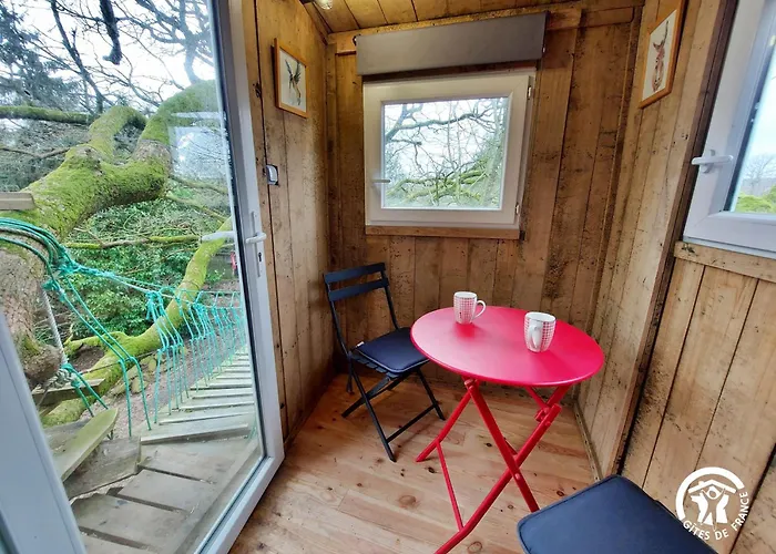 Le Nid Dans Le Chene * Saint-Thomas-de-Courceriers